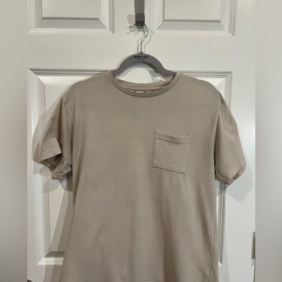 Denim & Flower Ricky Singh Men’s Size Medium Tan T-shirt Pocket Casual - Picture 1 of 4